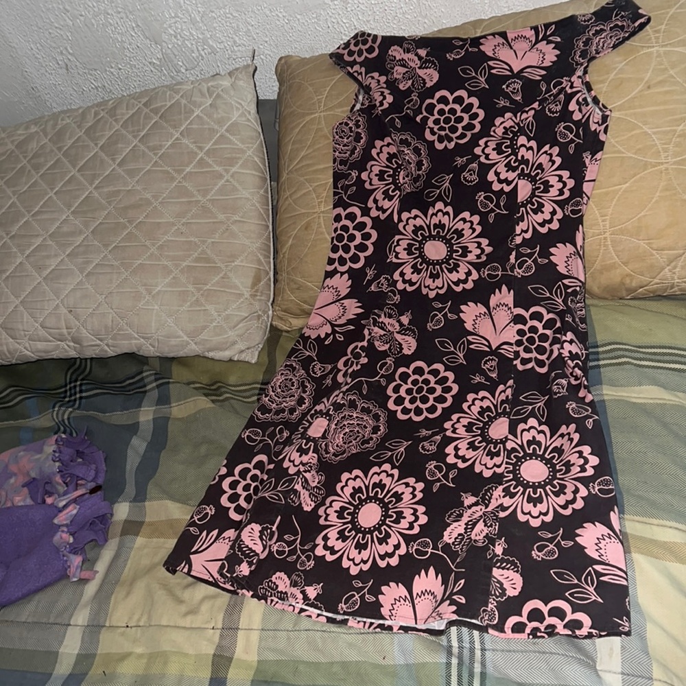 Dress with pink flowers zips up in the back